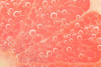 特写镜头葡萄柚slclose-up新鲜的橙色片白色背景片橙色闪闪发光的水白色背景特写镜头水平图像冰液体泡沫片红色的成熟的葡萄柚水特写镜头新鲜的葡萄柚片覆盖泡沫