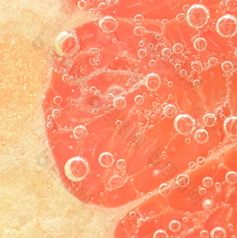 片红色的葡萄柚水白色背景葡萄柚特写镜头液体泡沫片红色的成熟的葡萄柚水宏图像水果水