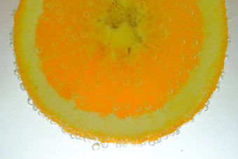 橙色水果片浮动俱乐部苏打水新鲜的橙色片泡沫碳酸喝新鲜的自然新鲜的橙色水果片盖起来泡沫
