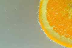 特写镜头新鲜的橙色片白色背景片橙色闪闪发光的水白色背景特写镜头水平图像