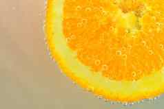 特写镜头多汁的橙色片白色背景片橙色片闪闪发光的水白色背景特写镜头水平宏图像