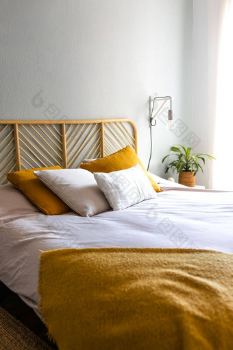 垂直图像放荡不羁的舒适的卧室双床上灯垫子植物人