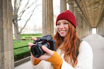 年轻的红色头发的人女摄影师使生活方式<strong>拍</strong>摄城市中心需要照片微笑完<strong>美</strong>的<strong>拍</strong>摄使图片