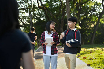 亚洲大学学生打破类旋转校园青年生活方式友谊概念