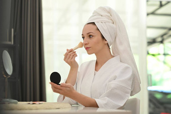 有吸引力的高加索人女人每天化妆应用刷脸红粉脸颊美护理化妆品概念