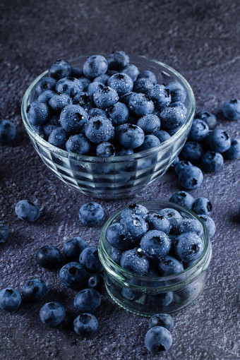 蓝莓有机自然浆果水滴黑暗背景蓝莓玻璃碗板