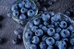 蓝莓有机自然浆果水滴黑暗背景蓝莓玻璃碗板