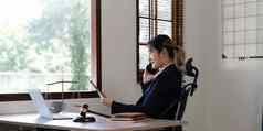 有吸引力的年轻的律师办公室业务女人律师调用电话办公室法律法律服务建议正义真正的房地产概念