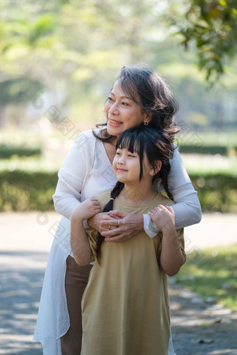 亚洲祖母（外）孙女拥抱户外公园爱好<strong>休闲</strong>生活方式家庭生活幸福<strong>时刻</strong>概念