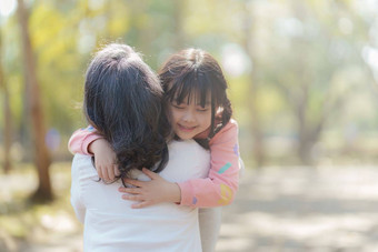 亚洲祖母（外）孙女拥抱户外公园爱好休闲生活方式家庭生活幸福时刻概念