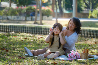 亚洲祖母（外）孙女拥抱户外公园爱好休闲<strong>生活</strong>方式<strong>家庭生活</strong>幸福时刻概念