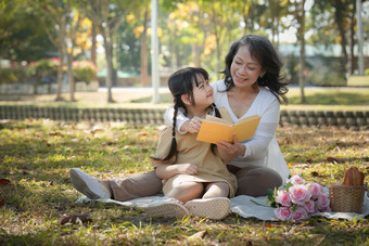 亚洲祖母（外）孙女活动户外公园爱好休闲生活方式家庭生活幸福时刻概念