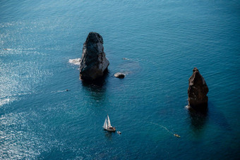 岩石坚持<strong>水中间</strong>绿松石海风景优美的海洋视图速度船帆海高质量照片