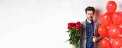 自信的男朋友西装浪漫的日期眨眼相机持有花束红色的玫瑰站心气球眨眼站白色背景