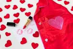 登记爱白色信封打印嘴唇红色的口红背景小红色的心红色的衬衫情人节一天概念