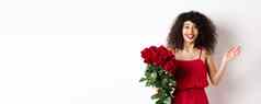 浪漫情人节一天女人喘气惊讶快乐收到惊喜礼物情人持有花束红色的玫瑰站白色背景