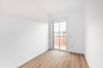 明亮的房间白色墙光棕色（的）木木条镶花之地板房间滑动<strong>玻璃门</strong>金属框架访问阳台视图邻近的房子房间生活