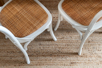 前视图一对白色复古的风格椅子金属木框架柳条座位座位垫子软填充内部舒适的座位颜色计划地板上覆盖