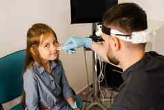 rhinoscopy孩子鼻子咨询医生孩子们耳鼻喉科专家检查孩子鼻子过程内窥镜检查鼻子