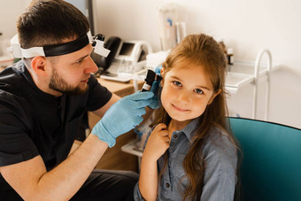 ent医生耳鼻喉科专家耳镜耳朵女孩耳镜检查治疗孩子耳朵疼痛