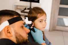 ent医生耳镜耳镜检查儿科医生耳鼻喉科专家耳镜耳朵孩子耳镜检查治疗耳朵疼痛