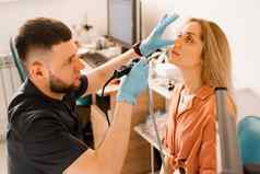鼻子内窥镜检查rhinoscopy过程鼻镜ent医生耳鼻喉科专家头灯治疗鼻子女人病人