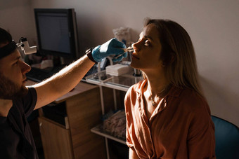 rhinoscopy女人鼻子咨询医生耳鼻喉科专家检查女孩鼻子过程内窥镜检查鼻子
