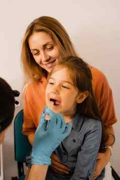 oropharyngoscopy过程孩子耳鼻喉科专家检查孩子喉咙抹刀家庭咨询喉科医师