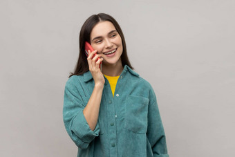 女人会说话的电话微笑愉快的谈话的男朋友使任命日期
