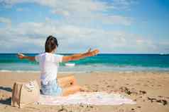 年轻的快乐女人海滩享受夏天假期女孩快乐平静保持海滩