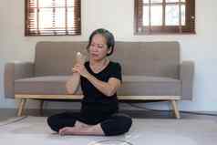 岁的亚洲女人按摩手腕感觉疼痛肿胀关节受伤的手瑜伽实践首页