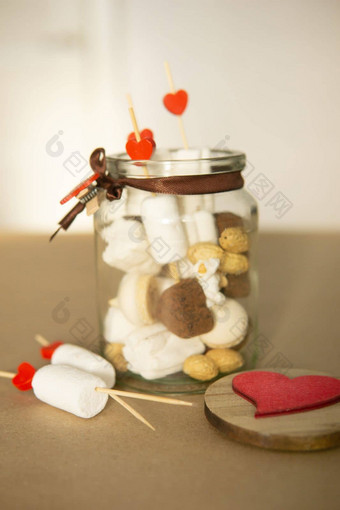 甜蜜的礼物情人节一天手礼物假期使心形的糖果棉花糖