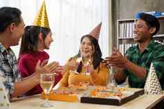 朋友生日聚会，派对无比的眼镜香槟披萨享受圣诞节假期披萨表格假期聚会，派对事件