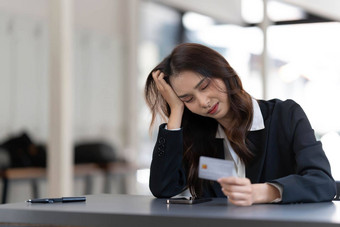 不开心年轻的亚洲女买家问题购买在线互联网智能手机信贷卡愤怒的沮丧女人困惑账户钱损失购物网络手机