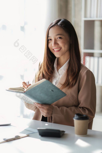 亚洲业务女人工作首页办公室分析金融报告文档会计金融概念