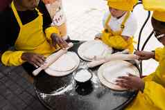 跨国公司公司孩子们厨师烹饪面团特写镜头年轻的厨师孩子们烹饪卡恰普里