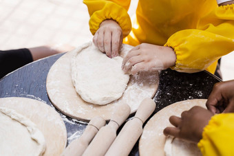 <strong>跨国公司</strong>公司孩子们厨师烹饪面团特写镜头年轻的厨师孩子们烹饪卡恰普里