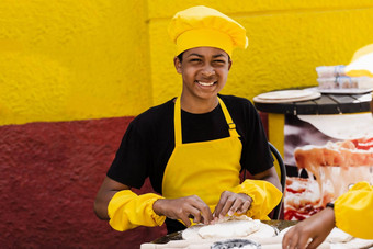 黑色的非洲少年烹饪<strong>厨师</strong>他黄色的围裙统一的烹饪面团面包店有创意的<strong>广告</strong>咖啡馆餐厅