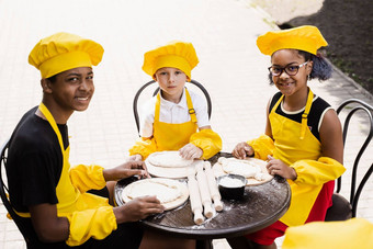 多民族<strong>厨师</strong>孩子们黄色的<strong>厨师</strong>他围裙烹饪面团<strong>面包</strong>店黑色的非洲高加索人孩子烹饪有趣的