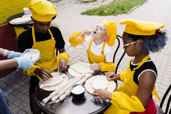 童年烹饪活动跨国<strong>公司</strong>孩子们黑色的非洲高加索人孩子们快乐<strong>公司</strong>多民族孩子们烹饪面团
