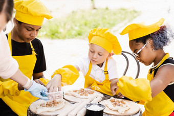 快乐公司多民族孩子们烹饪面团童年烹饪活动<strong>跨国公司</strong>孩子们黑色的非洲高加索人孩子们