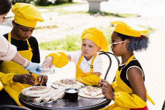童年烹饪活动跨国<strong>公司</strong>孩子们黑色的非洲高加索人孩子们快乐<strong>公司</strong>多民族孩子们烹饪面团