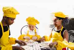 童年烹饪活动跨国公司孩子们黑色的非洲高加索人孩子们黄色的厨师他围裙统一的快乐公司多民族孩子们烹饪面团