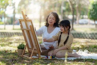 亚洲祖母（外）孙女活动户外公园爱好<strong>休闲</strong>生活方式家庭生活幸福<strong>时刻</strong>概念