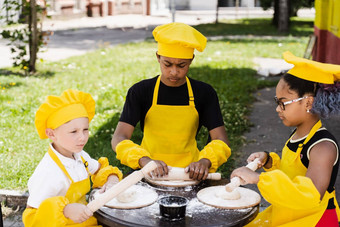 童年烹饪活动跨国公司孩子们黑色的非洲高加索人孩子们快乐公司<strong>多民族</strong>孩子们烹饪面团