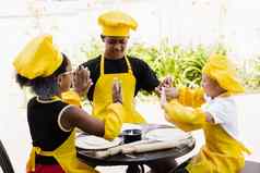 多民族的孩子们厨师玩面粉面团有趣的跨国公司烹饪孩子们厨师他黄色的围裙统一的烹饪户外面包店