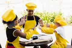 多民族的孩子们厨师玩面粉面团有趣的跨国公司烹饪孩子们厨师他黄色的围裙统一的烹饪户外面包店