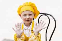 有吸引力的烹饪孩子男孩显示手面粉微笑高加索人孩子厨师他黄色的围裙统一的