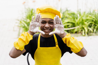 黑色的非洲烹饪少年显示手面粉微笑非洲孩子厨师他黄色的围裙统一的