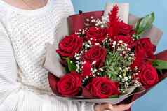 美丽的花束新鲜的红色的玫瑰祝贺你母亲的一天
